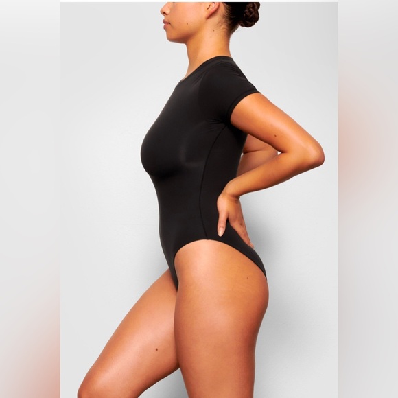 Skims 🖤🖤 Onyx Fits Everybody T-Shirt Bodysuit Size Medium NWT - Picture 2 of 4